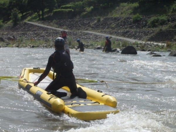 SRT（水難救助）などの資格サポートもあります。川の構造や、救助方法、より安全な川の渡り方や泳ぎ方を学びます。