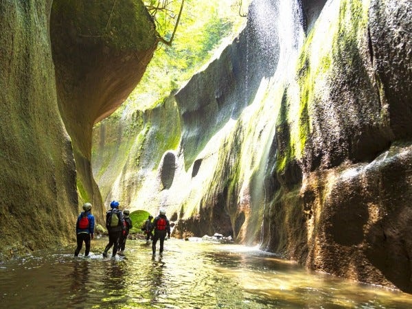 由布川峡谷の神秘のチョックストーンを目指して歩く、由布川峡谷トレッキングツアー。