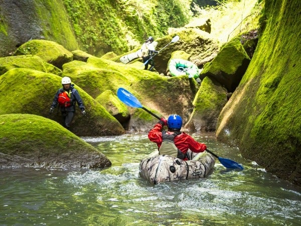 ボートに乗ったことのない方でも少し練習すれば乗れるようになります。ツアー中も常にリーダーと行動を共にするので安心して下さい。