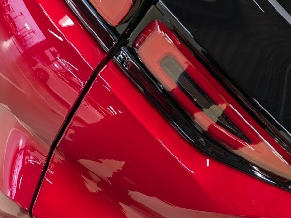 中古車を新車の輝きに仕上げる作業はお客様に喜んでいただけるやりがいのあるお仕事です。