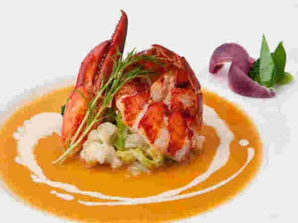 地元の旬の魚介を仕入れ、一つ一つを丁寧に下ごしらえし、調理と盛付にもこだわります♪ お客様に楽しんで頂ける料理提供が、私たちの使命です。