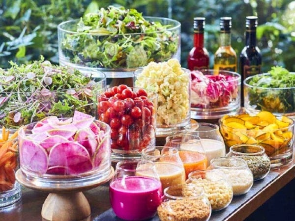 千葉近郊で獲れた新鮮な野菜を、夕朝食にてご提供します。新鮮な地元野菜を探してご提供するのも、大切な仕事の一つです。