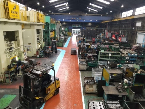 様々なプレス機・溶接ロボット・工作機械を保有しています。