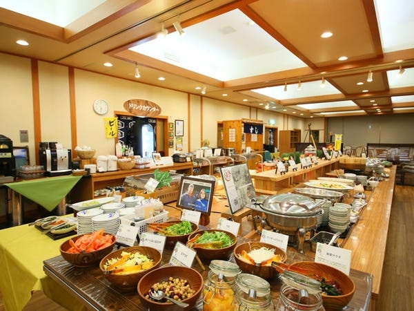 バイキング会場はコンパクトですが、多彩なお料理が並びます