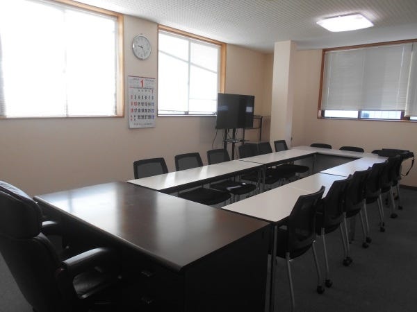 2F会議室です。大型モニター完備でオンライン会議や講習会など快適に利用できます。