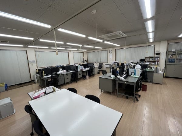 内装はトイレ・水回り含め全面リフォーム済みです。快適な職場寛容を心掛けています。毎週金曜日は勤務時間内に30掃除の時間を設けています。