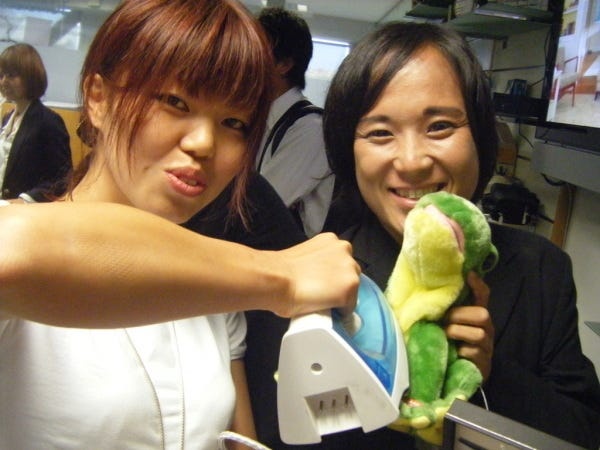 カエルの人形にアイロン ??