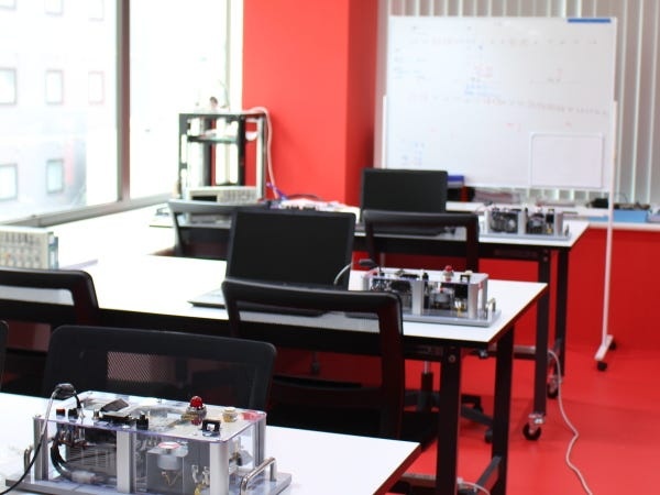 秋葉原に研修施設を構えており、機械（CAD）など様々な研修項目がございます。知識力が心配な方はここで学んでから配属が可能！