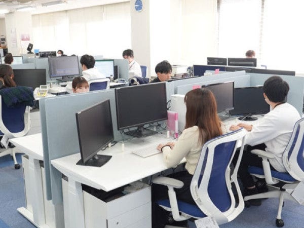 オフィス内の風景、上下昇降デスクを採用しデスクワークの負担を軽減