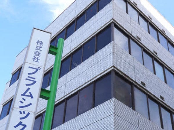 JR本千葉駅から徒歩6分、都川沿いにある5階建ての建物が本社ビル