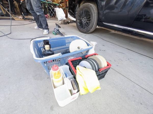 板金塗装作業に必要な道具などを準備しておきます。