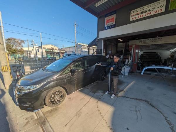 板金塗装の終わった車を洗車します。