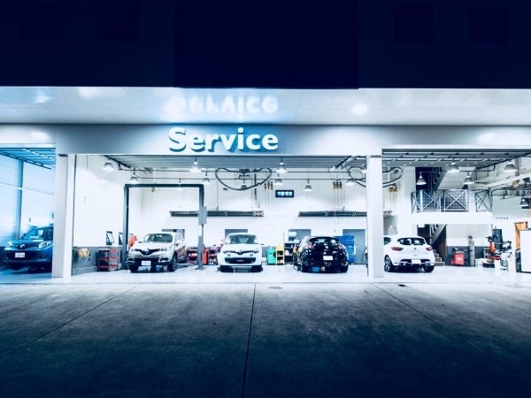 機動力が武器であるサービススタッフの平均年齢は38歳！！この業界では比較的若いチームのテクニシャンは、長年輸入車に携わってきたスペシャリスト