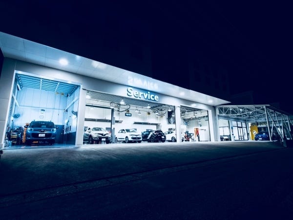 関東運輸局指定工場の認可を取得した自社工場をショールームに併設しております。開放的なピットには5基のリフトに専用診断機や最新鋭の設備を完備