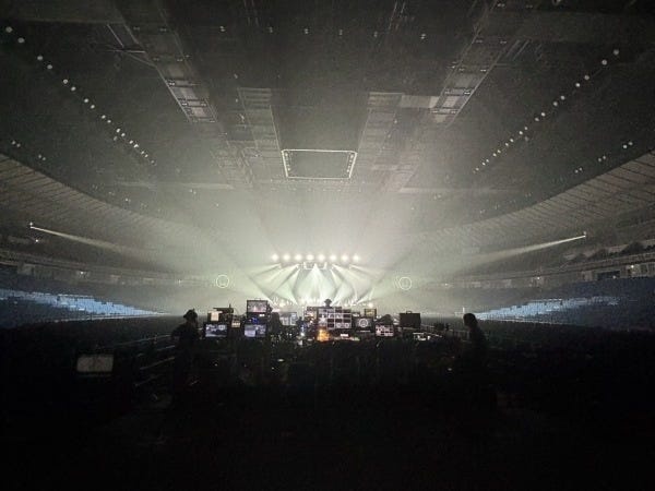 コンサート現場のオペレーション卓、会場の雰囲気です。