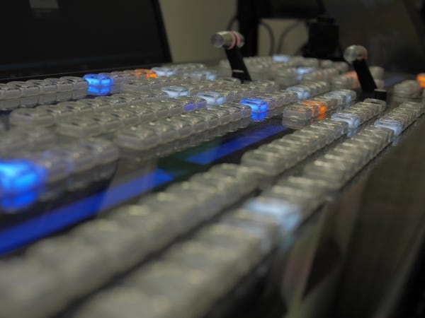 現場で使う映像スイッチャーのイメージです。