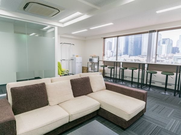 リフレッシュスペースです。休憩時間に各々過ごしています。