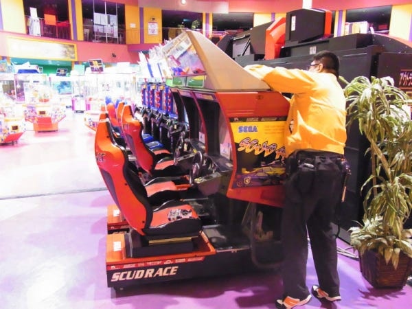 部門の作業状況です。いろいろなゲーム機を取り扱っています。