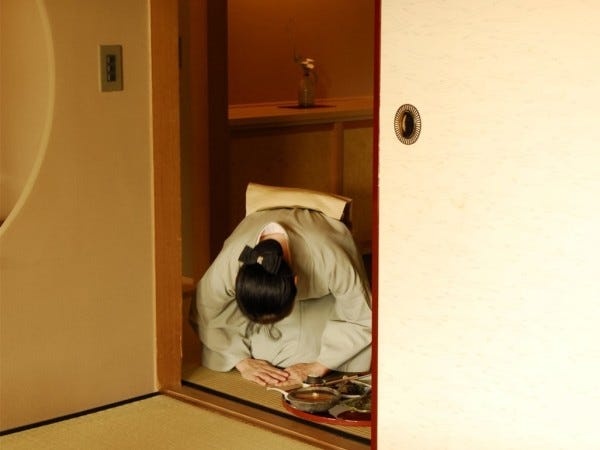 部屋での配膳業務も行います。サービス経験者の方はお力を存分に活かせます。