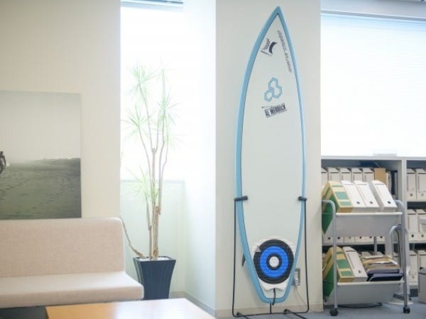 光が差し込むカフェブースです。快適に過ごすことができます。