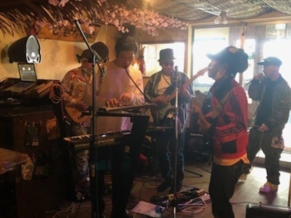 ReggaeBarにてバーテンダーのバーテンダー