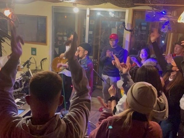 ReggaeBarにてバーテンダーのバーテンダー