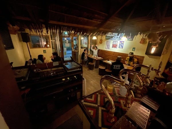 ReggaeBarにてバーテンダーのバーテンダー