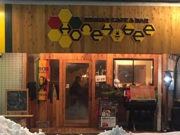 ReggaeBarにてバーテンダーのバーテンダー