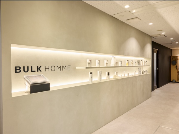 2024年に移転したオフィス。常に社員が隣にいるので、質問しやすい環境です。