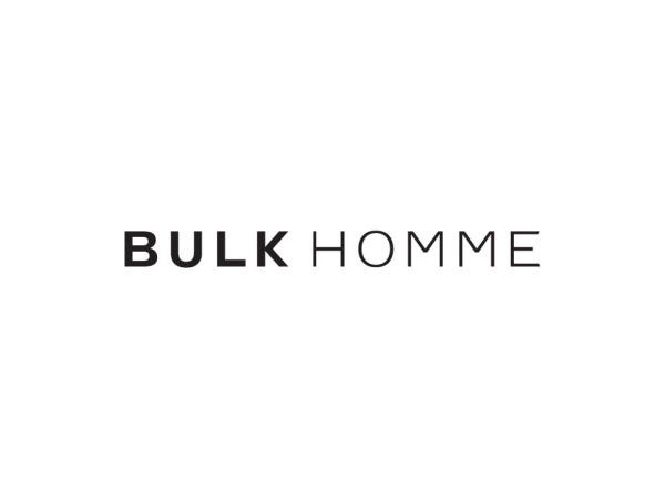 社名は、BULKという「容器の中身」を意味する英単語と、HOMME という「男性」を指すフランス語の造語です。