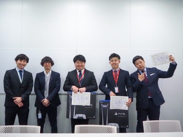 NURO光の獲得数コンテストで優勝したときの写真です！賞状と、副賞としてPS5をいただきました！