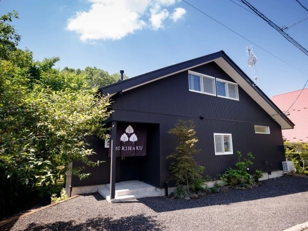 『MORIHAKU』のコナラ棟の外観になります。