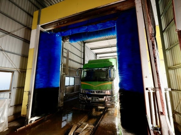 自動大型洗車機を完備！洗車もラクラクです！