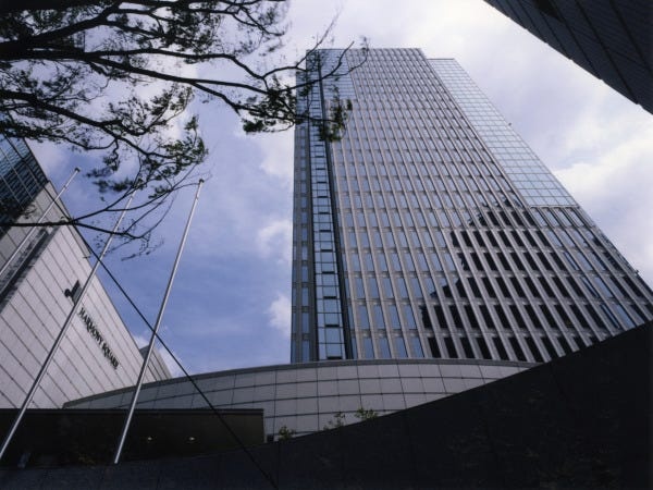 新宿駅から2駅隣の中野坂上。駅から地下通路直結なので、雨にも濡れません！