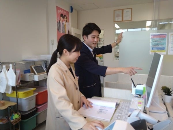 入力・請求業務など薬剤師と協力しながら進めます。