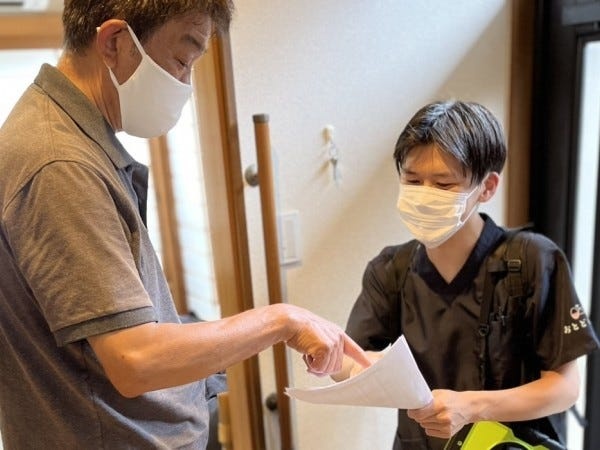 【薬剤師がお薬をお届け】患者様宅を定期的に訪問し、関係機関と連携しながら安全かつ有効なお薬や薬物療法を切れ目なく提供する役割を果たします。