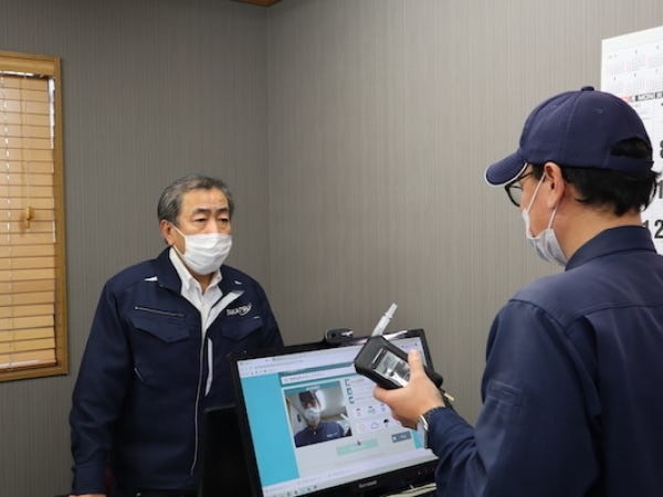 最新のデジタル点呼。出発前と帰社時に必ず体調・アルコールその他の確認を行ない、安全安心の運行で配送業務ができます。