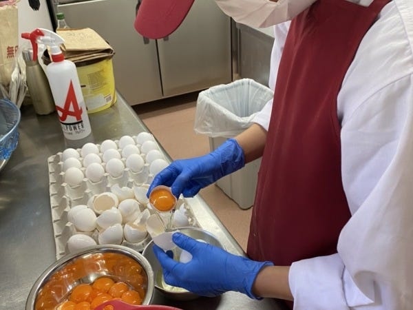 誰にでも出来る、計量や簡単な製造補助作業です。未経験の方でも丁寧にお教えします！