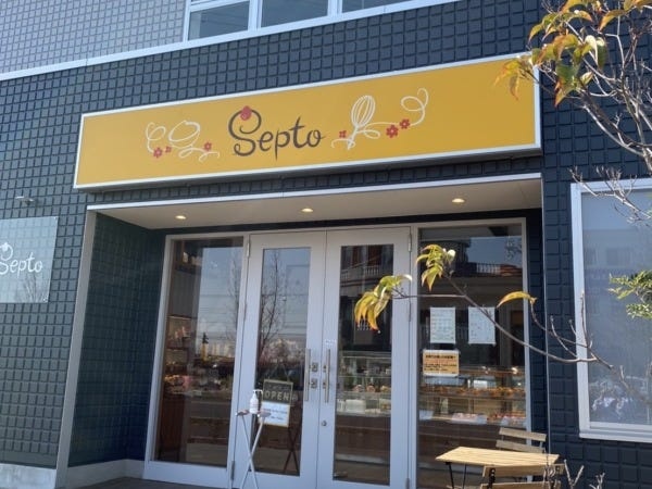 イオン浦和美園店さん前の大きな通りに面した、建物のテナントに入っています。