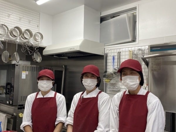 製造スタッフです！未経験の方でも優しく丁寧にお教えします！私たちと一緒に楽しく働いてみませんか？