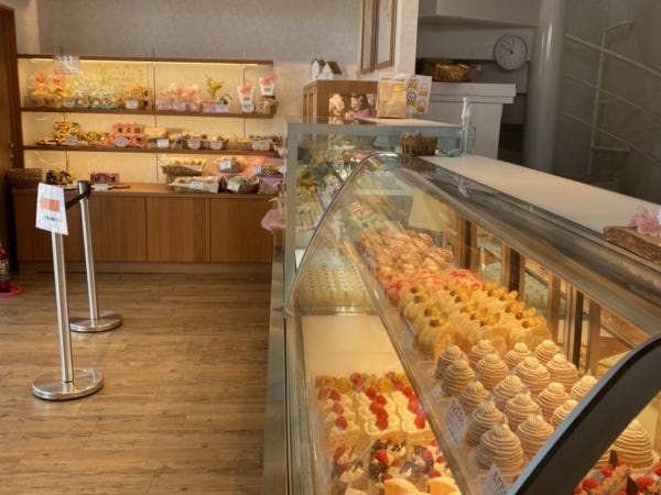 ケーキ・焼菓子やギフトを販売しています。