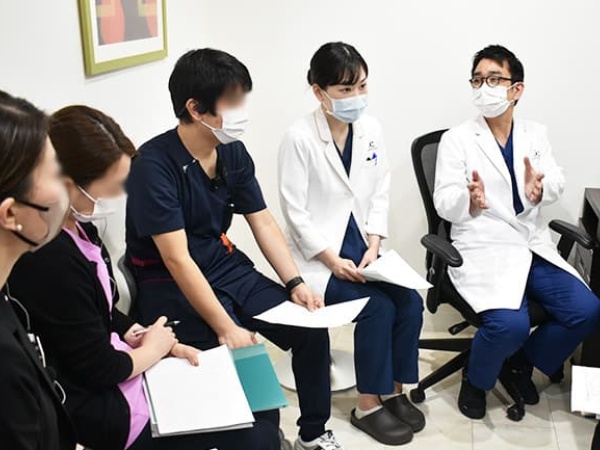 ドクター、ナース等の現場とともに国際事業部スタッフもお客様の要望に応えるべくチーム医療体制を組んでいます。