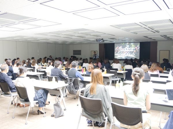 年に2回、Jcグループ全体会議では職種を問わず150名以上が集結し、美容医療の最新事情や知識向上を高めながら交流を図ります。