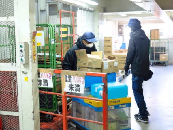 簡単作業で同じ仕事をするスタッフがいますので未経験の方でも仕事を始めやすい環境です。1から先輩スタッフが教えていきますのでご安心下さい！