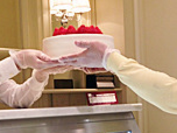 ファクトリーのパティシエたちから受け取ったケーキを、お店のスタッフに1台ずつ手渡しをして、大事に納品します。