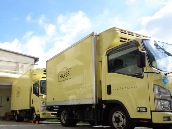 配送車種には、バックモニター付きのハイエースや軽トラックもあります。普通自動車の運転免許（AT限定可）があれば、大丈夫です！