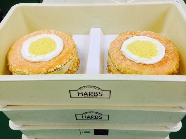 ケーキは専用のプラスチック製のケース（番重）に入れて運びます！