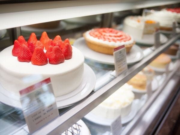 ケーキを待つ大勢のお客様たちに、HARBSで幸せなひと時を過ごしていただきましょう！