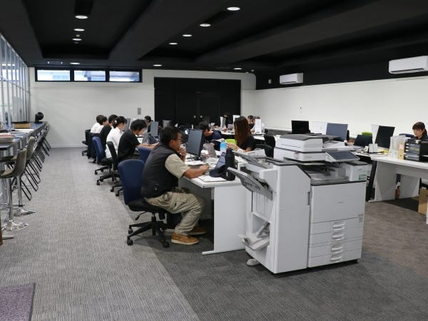 本社　事務所内