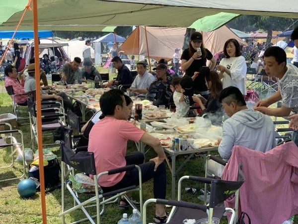 BBQの風景です。役員が率先して社員の方々を労うのがクワバラ流です。